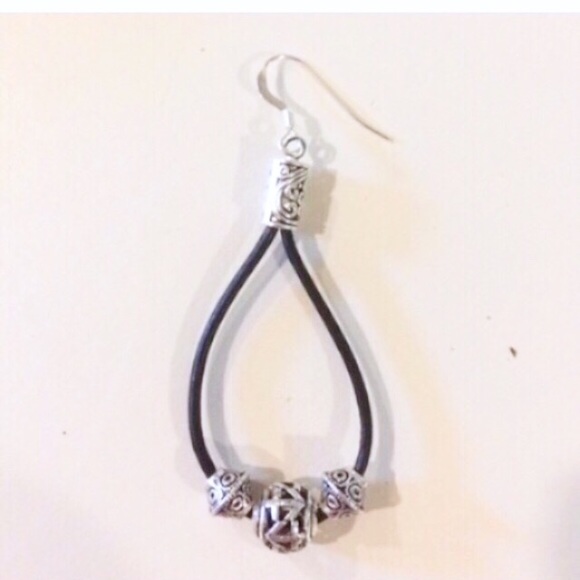 Black leather and silver earrings - Picture 2 of 2